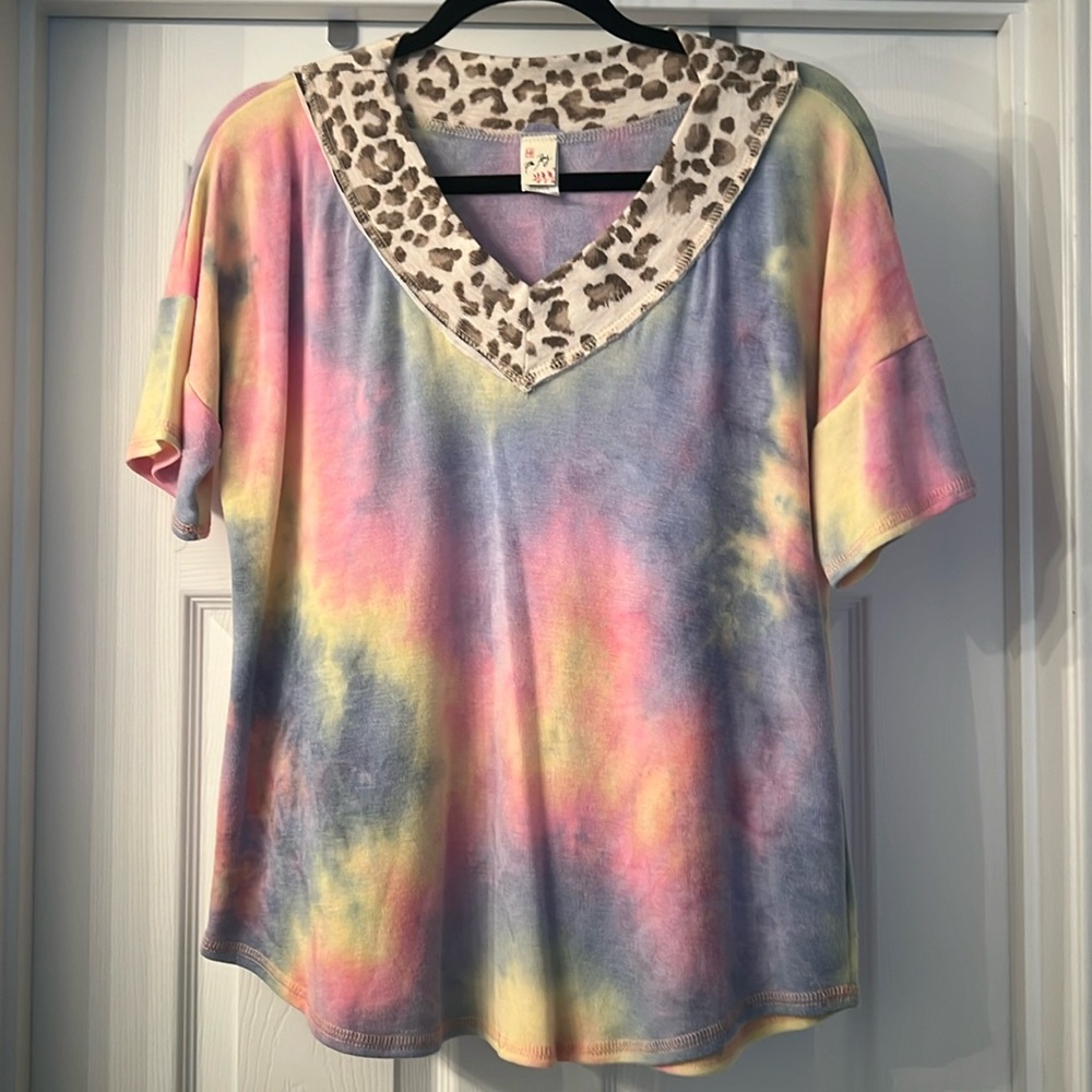 Tie die with cheetah print, v neck shirt.